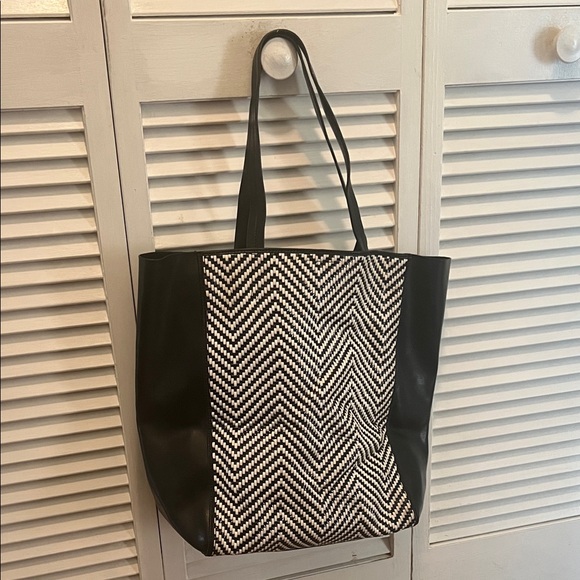 #0961+ Ashbury Woven Strip Black & White Chevron Tote Bag - Picture 4 of 13